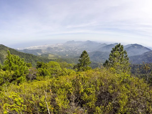 Visual del sendero entre los barrios de jacarepagu jalá y campo grande en rio de janeiro —  Fotos de Stock