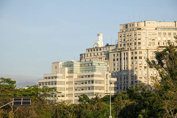 Κτίριο στο κέντρο του Ρίο ντε Τζανέιρο το πρωί με ένα γαλάζιο ουρανό. — Φωτογραφία Αρχείου