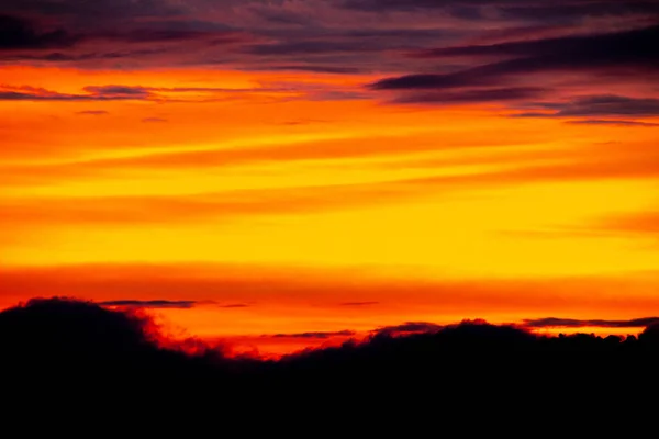 Красноватое небо среди облаков в Санта-Катарине . — стоковое фото