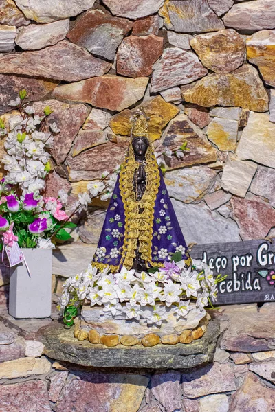 Bilde av vår frue dukket opp ved et alter i Santa Catarina. – stockfoto