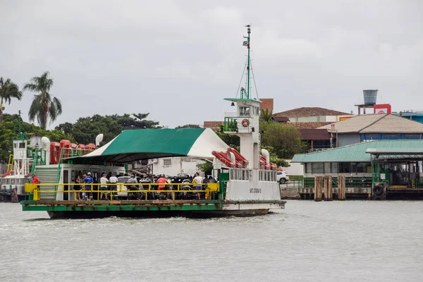 Ferry overtocht tussen Itaja en Navegantes in Santa Catarina — Stockfoto