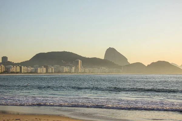 Hajnalban a Copacabana strandon Rio de Janeiro. — Stock Fotó