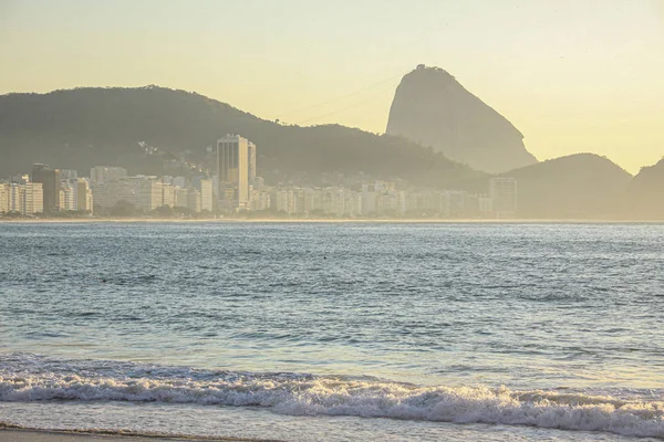 Hajnalban a Copacabana strandon Rio de Janeiro. — Stock Fotó