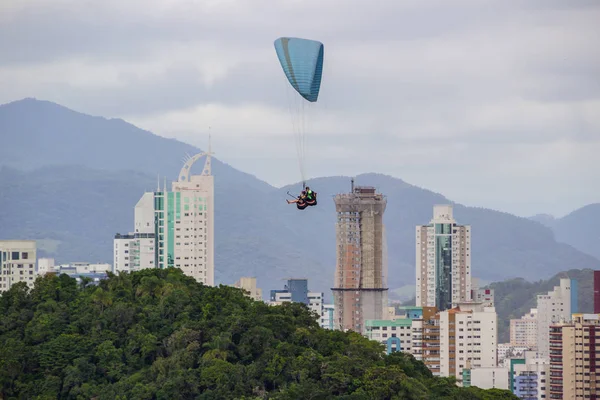 Ciudad de balneario camboriu vista desde lo alto de la colina de la careca en santa catarina — Foto de Stock