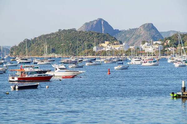 Barche al mare in Botafogo Cove a Rio de Janeiro — Foto Stock