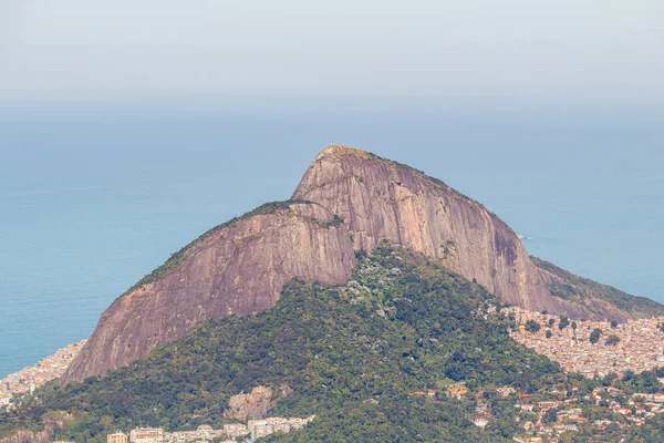 Dois irmãos morro visto do topo da colina do corcovado no rio de janeiro . — Fotografia de Stock