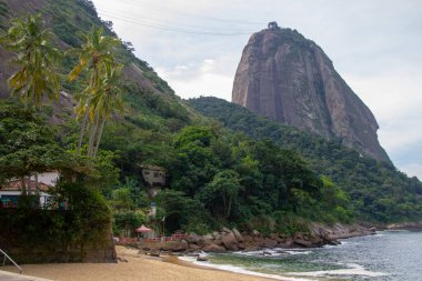 Brezilya Rio de Janeiro 'daki kırmızı plaj ve Sugarloaf Tepesi - 22 Mayıs 2020: Rio de Janeiro kentindeki kırmızı plajdan görüldü.