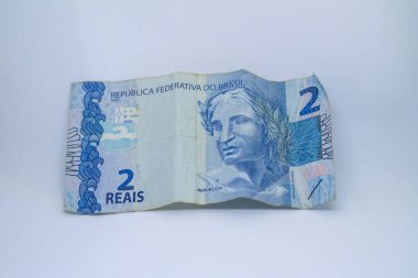 Rio de Janeiro 'da beyaz arka planda iki reais banknot (Brezilya para birimi)