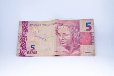 Brezilya 'da beyaz arka planda beş reais banknot (Brezilya para birimi)