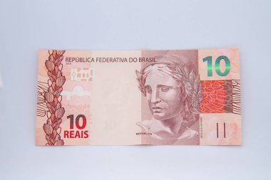 Brezilya 'da beyaz arka planda on reais banknot (Brezilya para birimi)