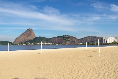 Rio de Janeiro 'daki Flamengo plajında Brezilya' nın arka planında şekerli somun var..