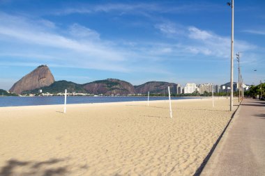 Rio de Janeiro 'daki Flamengo plajında Brezilya' nın arka planında şekerli somun var..