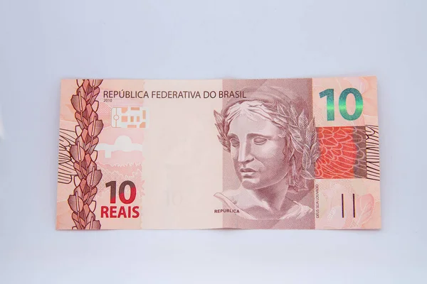 Brezilya 'da beyaz arka planda on reais banknot (Brezilya para birimi)