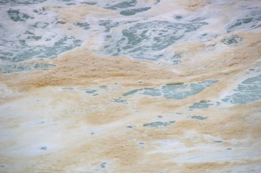 Rio de Janeiro Brezilya 'daki Leblon plajındaki bir dalganın sarı köpüğü..