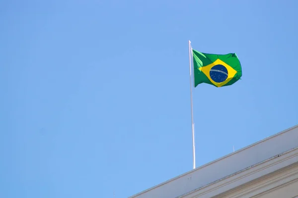 Brazylijska Flaga Zewnątrz Budynku Plaży Copacabana Rio Janeiro — Zdjęcie stockowe