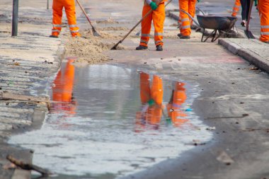 Rio de Janeiro, Brezilya 'daki Leblon sahil kaldırma kumu temizleme işçileri