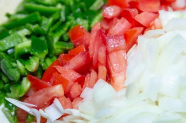 Bir masada doğranmış biber, domates ve soğan..