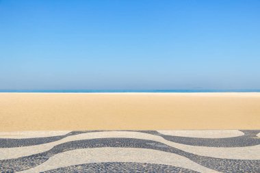Rio de Janeiro Brezilya 'da arka planda sahili olan klasik Copacabana kaldırımı..