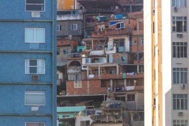 Rio de Janeiro Brezilya 'daki Copacabana plajının Babil gecekondu manzarası.