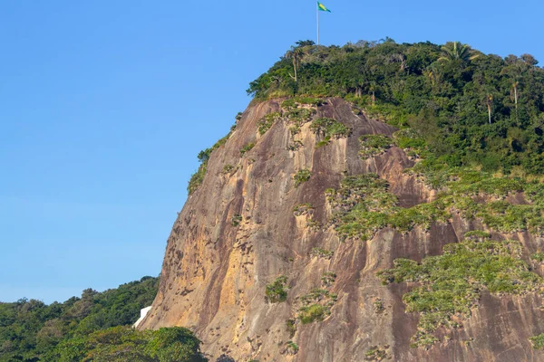 リオデジャネイロの舵のビーチから見られる上にブラジルの旗を持つHelm石 — ストック写真