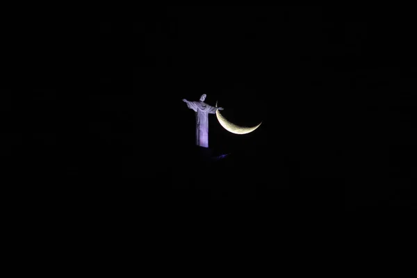 ジャネイロのキリスト リーデマーと三日月 2020年5月26日 美しい夜にコパカバーナ地区から見たキリスト リーデマーと三日月 — ストック写真