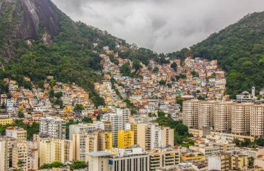 Rio de Janeiro Copacabana 'daki Inhanga iğnesinin tepesinden görünen Tabajara gecekondu mahallesi..