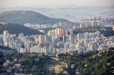 Niteroinin okyanus bölgesi Rio de Janeiro 'daki şehir parkının tepesinden görüldü..