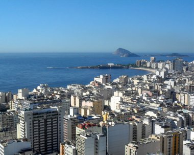 Brezilya 'nın Rio de Janeiro şehrinde Copacabana' daki Agulhinha Inhanga zirvesinin tepesinden manzara.