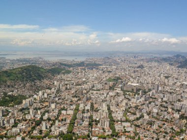 Rio de Janeiro şehri Brezilya 'daki Kayıp Tepe' nin (Pico do Perdido) zirvesinden görülüyor..