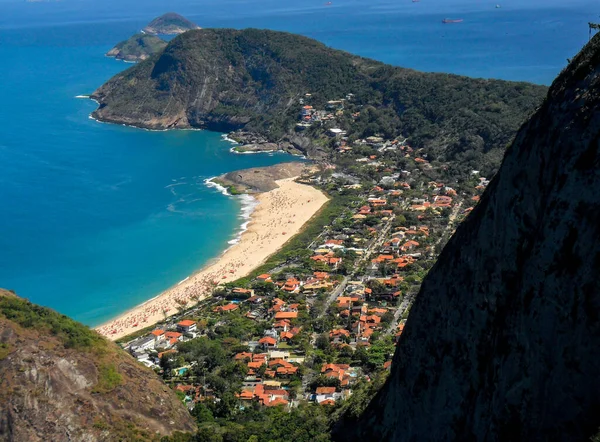 Niteroi, Brezilya 'da fil kayası zirvesinin tepesinden görülen Itacoatiara plajı.