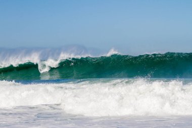 Rio de Janeiro 'daki dümen kumsalında klasik dalga kırma - Brezilya