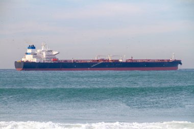 Rio de Janeiro, Brezilya 'da Copacabana sahilinde petrol tankeri sürüyor..