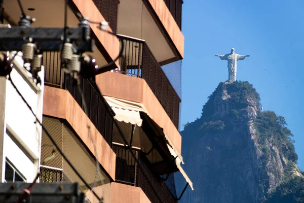 스크린 건물의 발코니와 브라질 리우데자네이루의 Christ Redeemer 2020 리우데자네이루의 배경에 — 스톡 사진