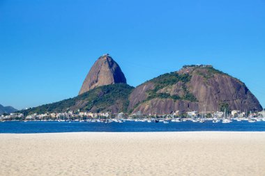 Rio de Janeiro, Brezilya 'da şekerleme - 22 Haziran 2020: Rio de Janeiro Brezilya' daki botafogo plajından görülen şekerleme.