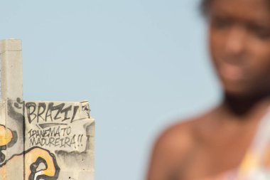 Yazılı beton duvar (Brezilya 'dan Madureira' ya! Odaklanamayan siyah bir kadınla..
