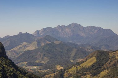Rio de Janeiro, Brezilya 'da Freiburg' da ejderha kafası olarak bilinen dağın tepesinde yeni (nova friburgo).