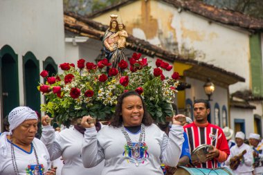 Minas Gerais, Brezilya 'daki kongado Partisi Tiradentes - 27 Temmuz 2014: Minas Gerais' deki ilk kongado partisi şehri Tiradentes 'te insanlar geçit töreni yapıyorlar.