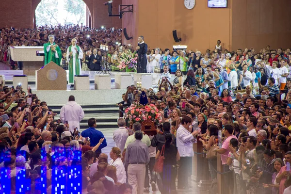 Nossa Senyora Aparecida Ulusal Sığınağı, Sao Paulo, Brezilya - 20 Eylül 2015: Aparecida do Norte Ulusal Sığınağı içinde.