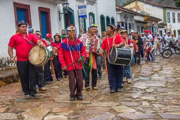Minas Gerais, Brezilya 'daki kongado Partisi Tiradentes - 27 Temmuz 2014: Minas Gerais' deki ilk kongado partisi şehri Tiradentes 'te insanlar geçit töreni yapıyorlar.