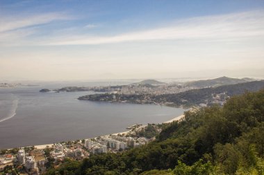 Rio de Janeiro Brezilya 'daki Niteroi parkının (parque da cidade) tepesinden manzara.