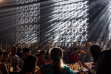Antik Nossa Senhora Aparecido, Aparecido Norte, Sao Paulo, Brezilya Bazilikası - 20 Eylül 2015: Aparecida do Norte Ulusal Tapınağı 'ndaki Nossa Senyora Aparecida antik bazilikasını ziyaret edenler.