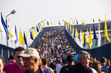 Antik Nossa Senhora Aparecido, Aparecido Norte, Sao Paulo, Brezilya Bazilikası - 20 Eylül 2015: Aparecida do Norte Ulusal Tapınağı 'ndaki Nossa Senyora Aparecida antik bazilikasını ziyaret edenler.
