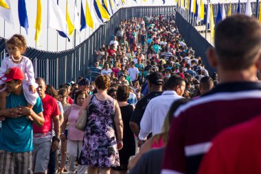 Antik Nossa Senhora Aparecido, Aparecido Norte, Sao Paulo, Brezilya Bazilikası - 20 Eylül 2015: Aparecida do Norte Ulusal Tapınağı 'ndaki Nossa Senyora Aparecida antik bazilikasını ziyaret edenler.