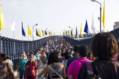 Antik Nossa Senhora Aparecido, Aparecido Norte, Sao Paulo, Brezilya Bazilikası - 20 Eylül 2015: Aparecida do Norte Ulusal Tapınağı 'ndaki Nossa Senyora Aparecida antik bazilikasını ziyaret edenler.