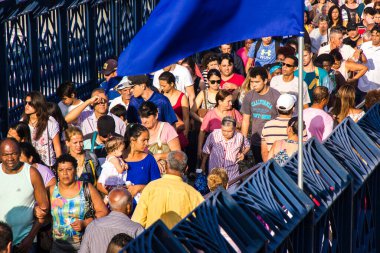 Antik Nossa Senhora Aparecido, Aparecido Norte, Sao Paulo, Brezilya Bazilikası - 20 Eylül 2015: Aparecida do Norte Ulusal Tapınağı 'ndaki Nossa Senyora Aparecida antik bazilikasını ziyaret edenler.