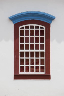 Brezilya 'nın Minas Gerais kentindeki tiradentes şehrinin tiradente penceresi - 22 Ocak 2018: Minas gerais' deki tiradente şehrinin klasik stili.