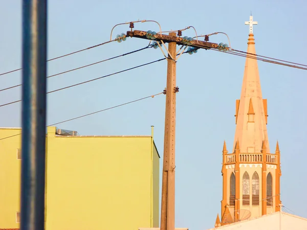 ブラジルのミナス ジェライス州ベロ ホライズンにある美しい青空のある悲しみの教区の塔 パルキア ノッサ センホラ ドレス — ストック写真