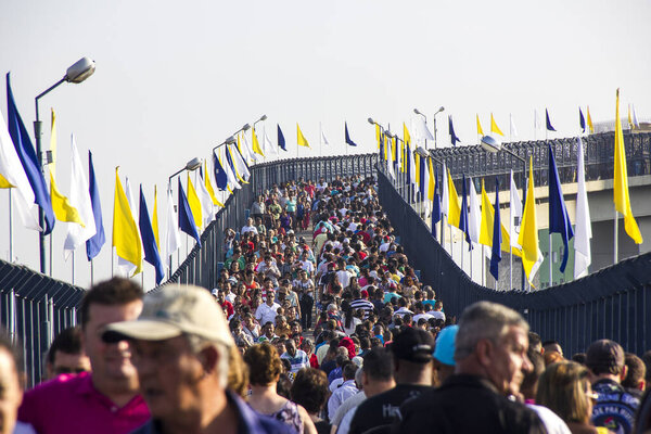 древняя базилика Носа-Сеньора-Апаресидо, Апаресидо-ду-Норте, Сан-Паулу, Бразилия - 20 сентября 2015 года: посетители древней базилики Носса-Сеньора-Апаресида в Национальном храме Апаресида-ду-Норте.