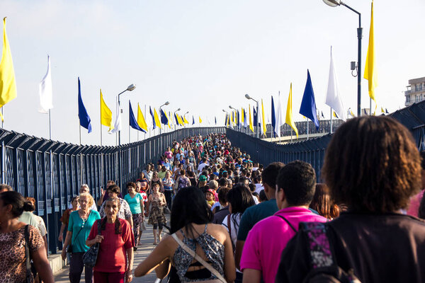 древняя базилика Носа-Сеньора-Апаресидо, Апаресидо-ду-Норте, Сан-Паулу, Бразилия - 20 сентября 2015 года: посетители древней базилики Носса-Сеньора-Апаресида в Национальном храме Апаресида-ду-Норте.
