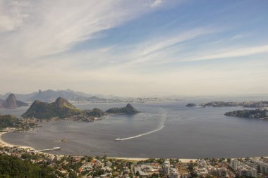 Rio de Janeiro Brezilya 'daki Niteroi parkının (parque da cidade) tepesinden manzara.